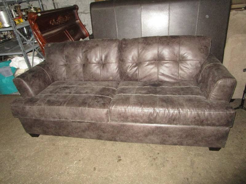 lot 8378 image: Grey Leather Benchcraft Couch