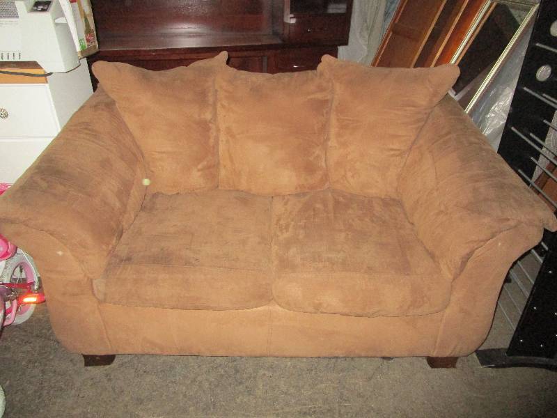 lot 8291 image: Brown Love Seat