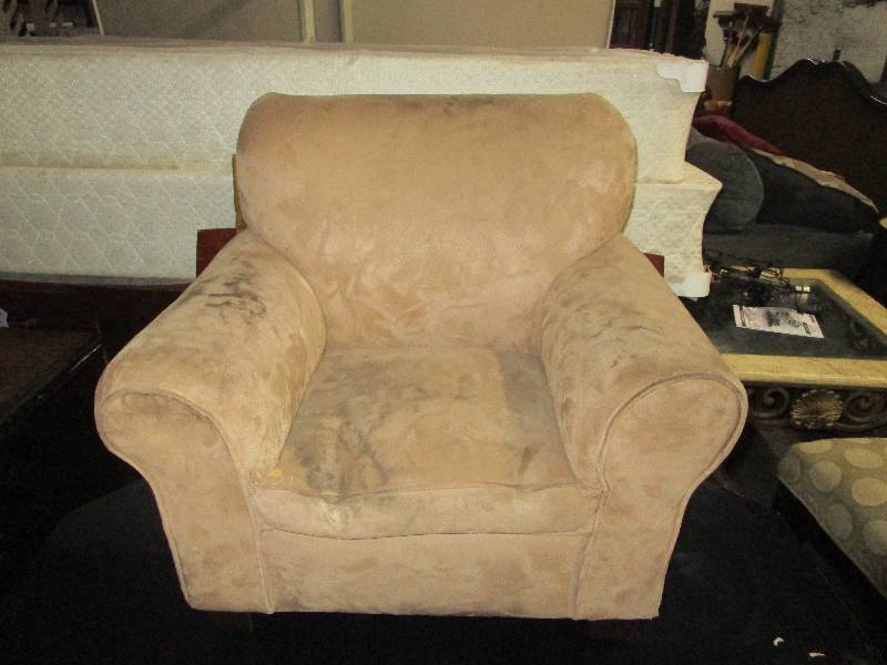 lot 8305 image: Tan Toddler Lounge Chair