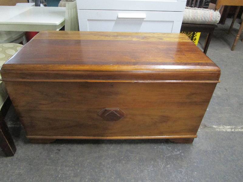 lot 8316 image: Solid Oak Hope Chest
