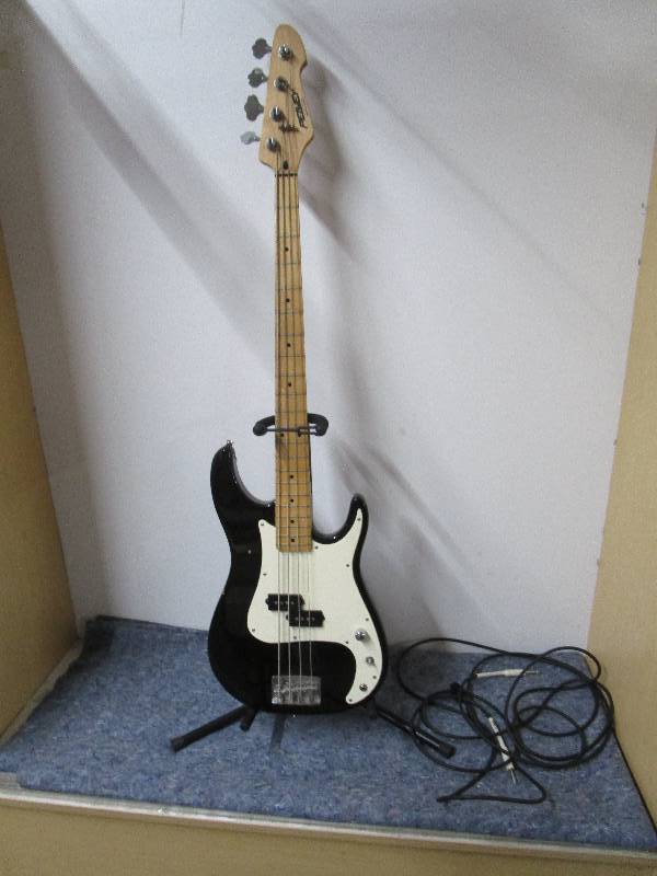 lot 8289 image: Peavey Fury 4 String Bass Guitar
