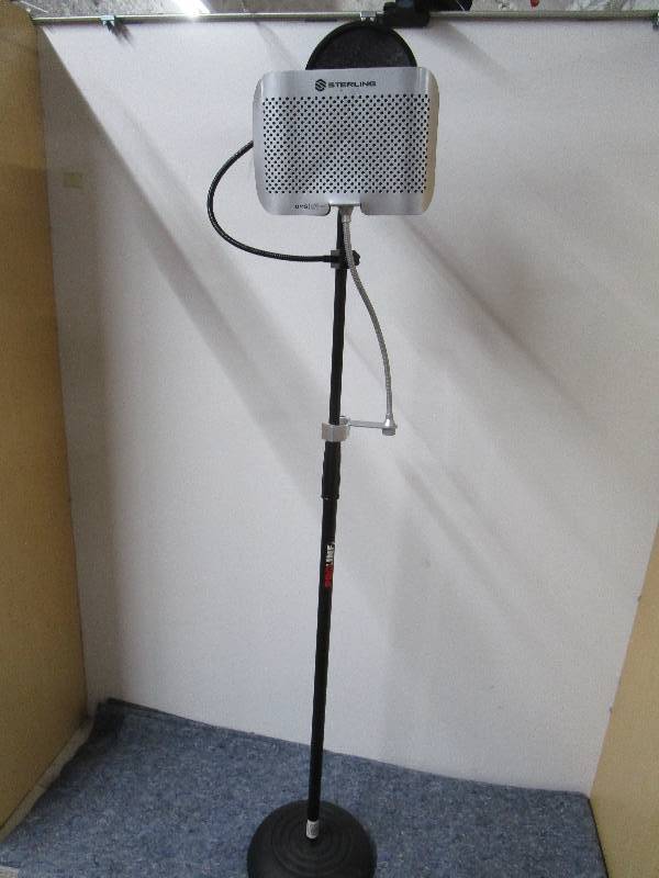 lot 8297 image: High Quality Microphone Stand