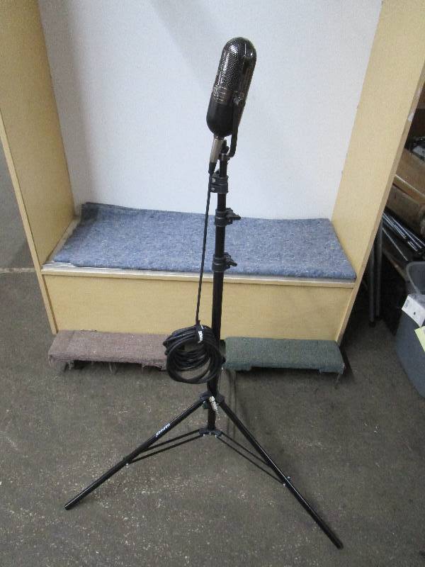 lot 8298 image: MXL Microphone & Stand