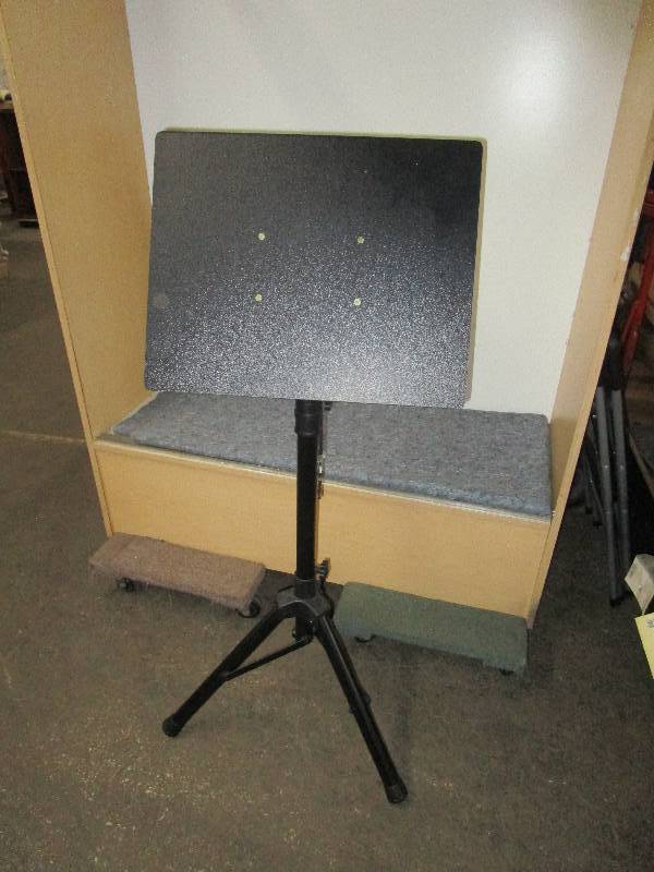 lot 8299 image: Pyle Audio Stand