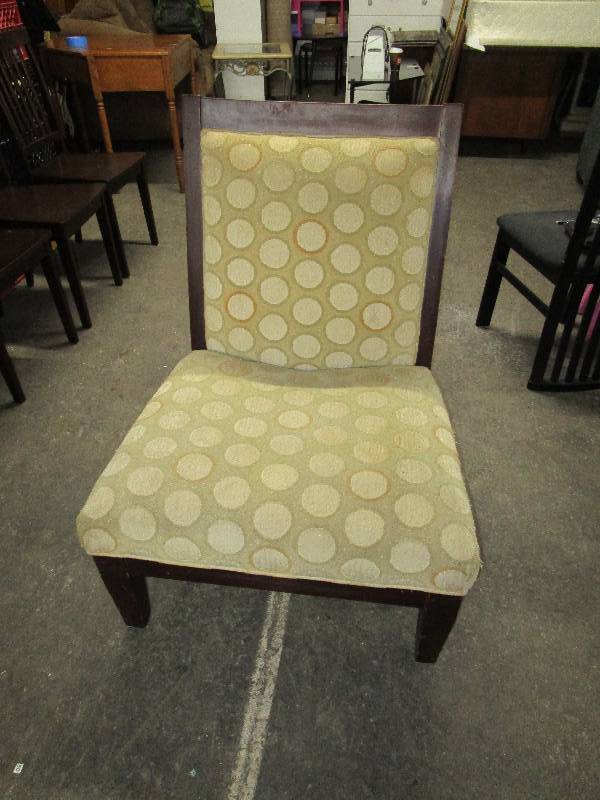 lot 8320 image: Cream Accent Chair
