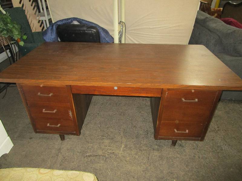 lot 8321 image: Sherlock Holmes Desk