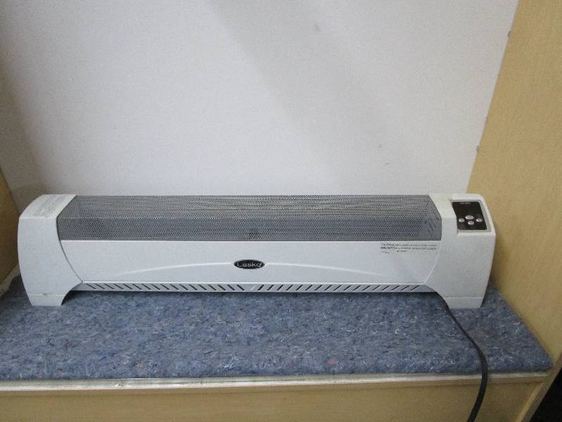 lot 8324 image: Lasko Heating Unit
