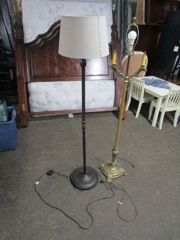 lot 8335 image: Lot of Lamps