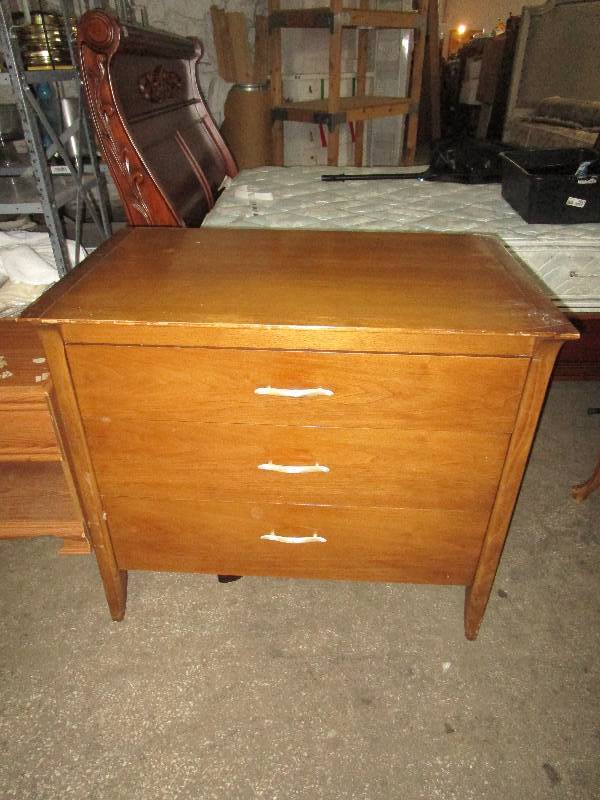 lot 8354 image: Antique End Table