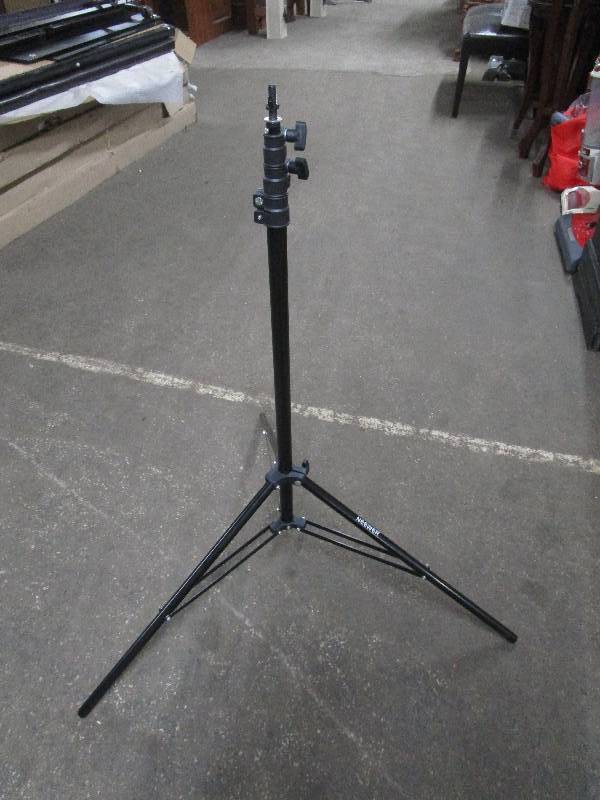 lot 8369 image: Neewer Light Stand
