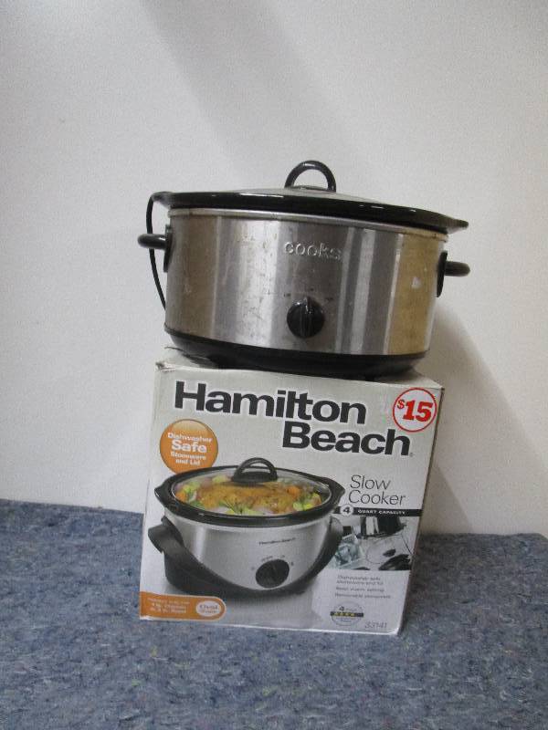 lot 8371 image: Lot of Slow Cookers