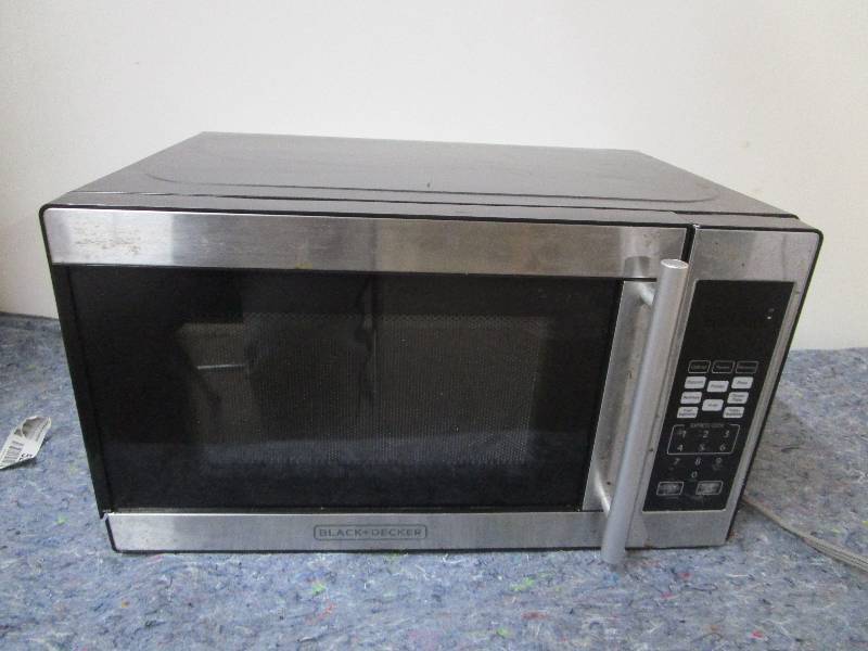 lot 8373 image: Black & Decker Microwave