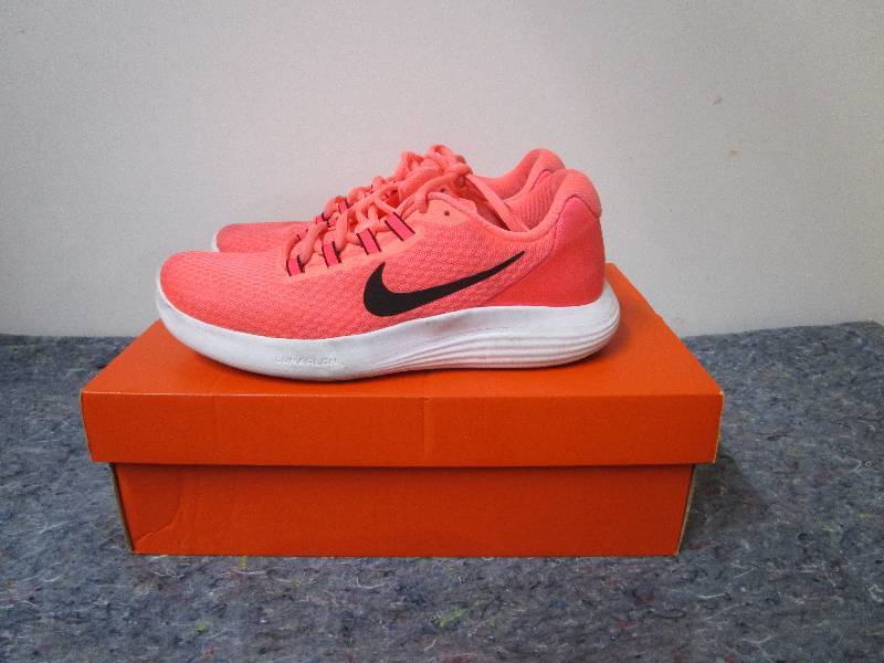 lot 8375 image: Womans Size 9 Nike