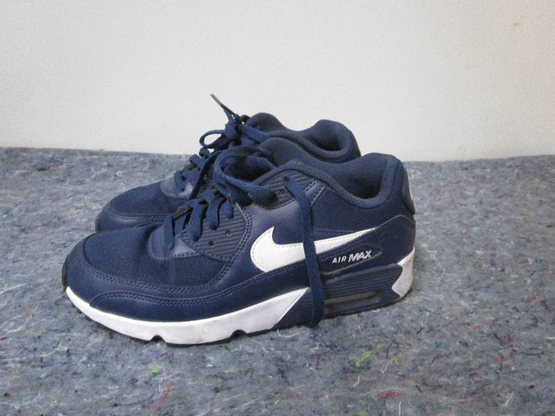 lot 8379 image: Size 7Y Nike Air Maxs
