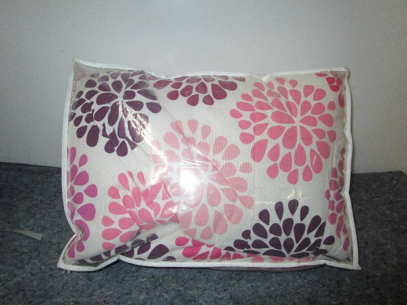 lot 8382 image: Twin PinkPurple Comforter
