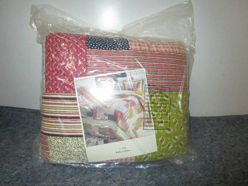 lot 8392 image: Queen Size Quilt