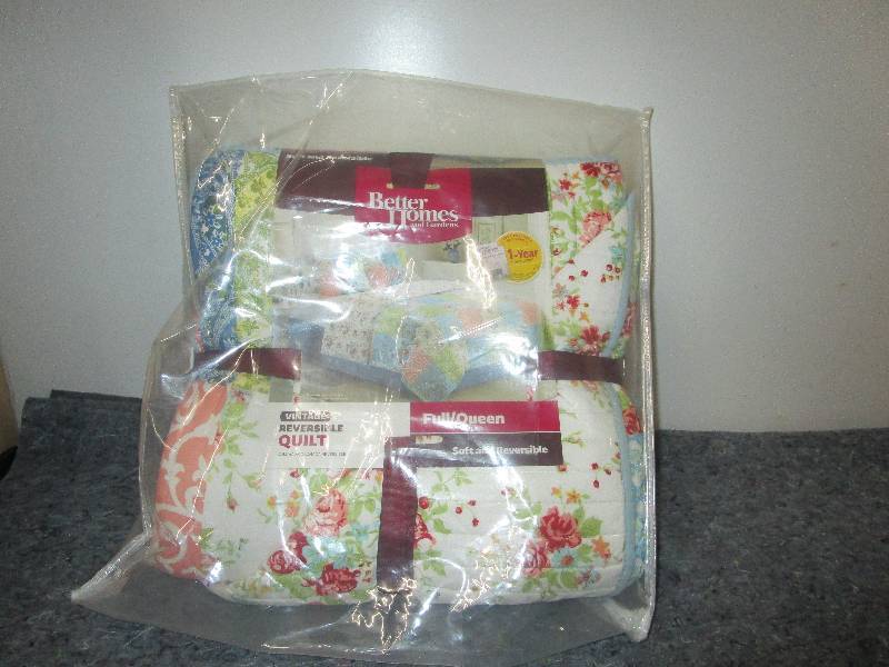 lot 8393 image: Reversible Queen Quilt