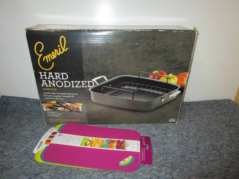 lot 8394 image: Emerills Cooking Pan & Cutting Plates