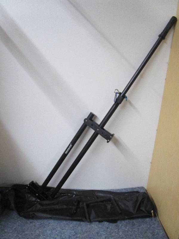 lot 8398 image: Neewer Light Stand