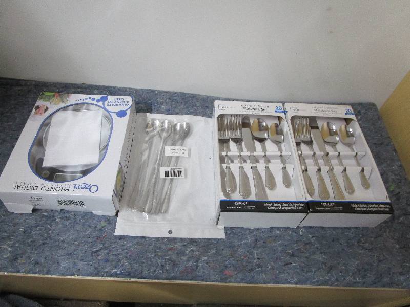 lot 8405 image: Kitchen Utensils Lot
