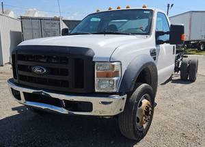 lot 33 image: 2010 Ford Super Duty F-550 DRW (Dual Rear Wheel) Cab & Chassis - Auto - 6.8L TorqShift 5-Speed Automatic Transmission w OD incl. TowHaul Mode - 4 Wheel ABS - Electric Windows & Locks - Power Mirrors - 124,675 Miles