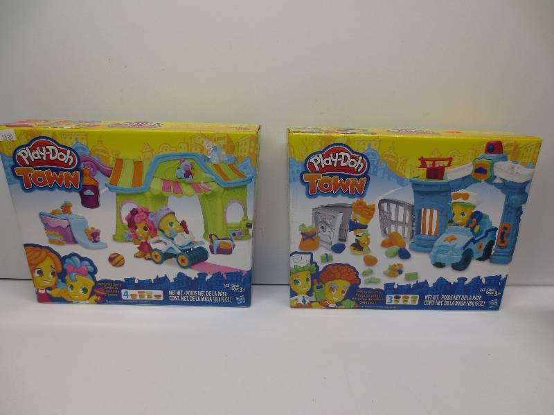 lot 1240 image: Lot of 2 play doh toy sets