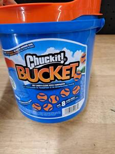 lot 1383 image: Chuckit Bucket Set with Ultra Balls