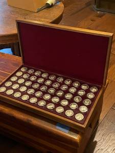 lot 801 image: The Governors Edition of the Franklin Mint States of the Union series solid sterling silver collection in box