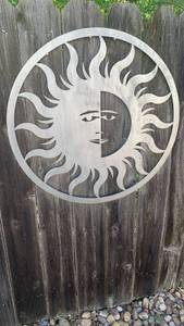 lot 925 image: Sun yard decor 33 inches