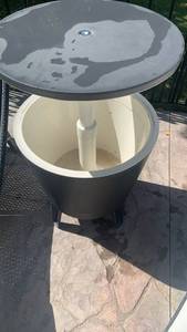 lot 929 image: Outdoor coolertable 22x19