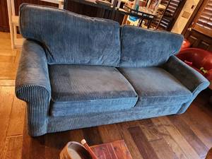 lot 1000 image: Havertys blue ribbed sofa 38 x 80 x 38 seat height 19 in, matches lot 1001 very nice
