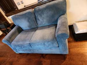 lot 1001 image: Havertys blue ribbed loveseat 35 x 60 x 38 seat height 30 in, matches lot 1000 very nice