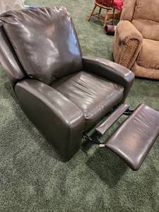 lot 1005 image: Ashley Furniture reclinerrocker 36 x 34 x 36 seat height 18 in,  located in basement