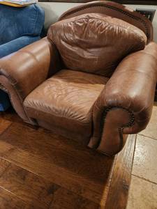 lot 1017 image: Leather oversize chair 37 x 46 x 38 seat height 18 in