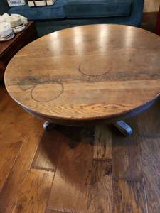 lot 1019 image: Wood coffee table 18.5 x 42 dia