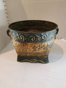 lot 1025 image: Metal decorative planter with handles 7.5 in tall