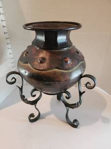 lot 1031 image: Metal vase on stand 14 in tall