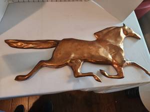 lot 1034 image: Metal horse wall hanging 14 x 29