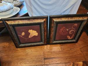 lot 1050 image: 2 floral prints 20.5 x 20.5