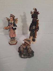 lot 1104 image: Boyds Bears and Friends.