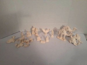 lot 1106 image: Vintage Nativity Scene. 19pcs.  Very Fragile