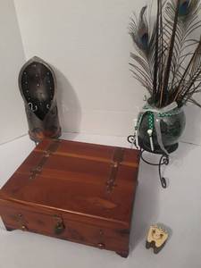 lot 1125 image: Home Decor and More.