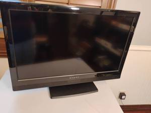 lot 1141 image: 32 Inch Dynex Television with Remote