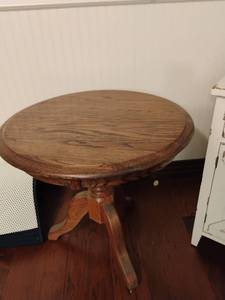 lot 1145 image: Solid Oak Round Pedestal Side Table.   23 x 24