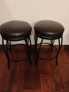 lot 1146 image: Metal Bar Stools with Brown Leather Seats - Set of 2. 23 x 16 each