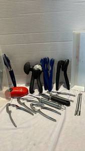 lot 1217 image: Assorted handheld can openers and Seafood kitchen tools