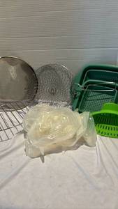 lot 1218 image: Square collapsable colanders, temporary lids for bowls and jars, spatter screen, fry basket and trivet