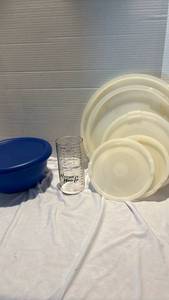 lot 1220 image: Sterilite bowl with lid, Metric measuring cups and miscellaneous plastic ware