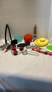lot 1225 image: Miscellaneous Kitchen Items
