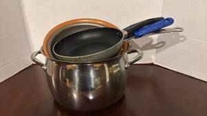 lot 1271 image: Kirkland Signature Professional 8QT77.5L Stock Pot with Frying Pans